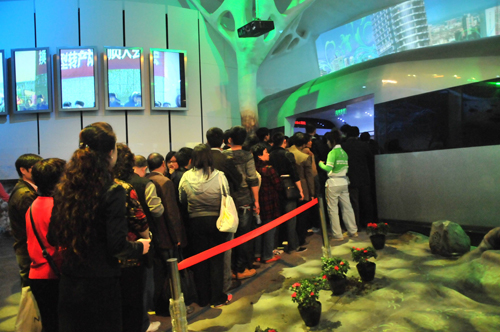 世博吉林馆的4D电影引起人们的极大兴趣，这是等候入场的观众排起了长队。 马璐 摄