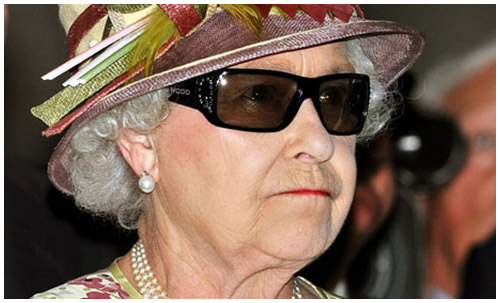 英国女王佩戴别致3D眼镜